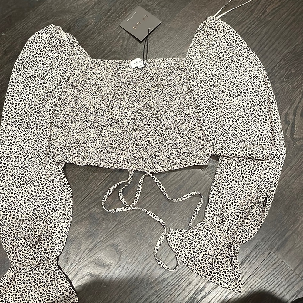 LELIS Leopard crop blouse.
